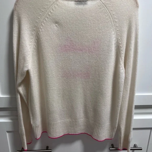 Cashmere Sweater with Pink Paradise Script made exclusively for Beau Rivage - Picture 3 of 7